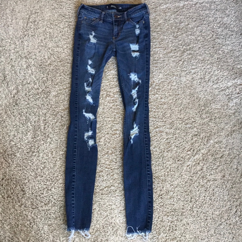 Size 0, dark ripped skinny Hollister jeans